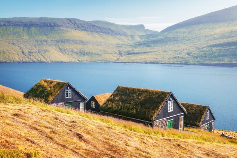 Huisjes aan het water op het eiland Vagar op de Faeröer eilanden
