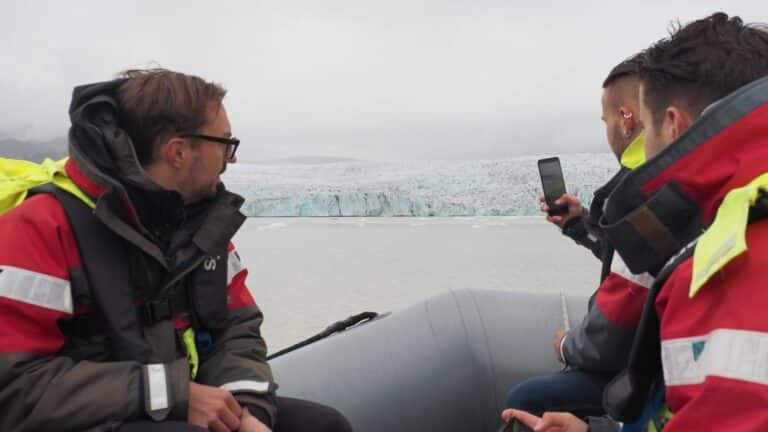 Man maakt foto tijdens zodiac-tocht over Fjallsarlon Glacier Lagoon op IJsland