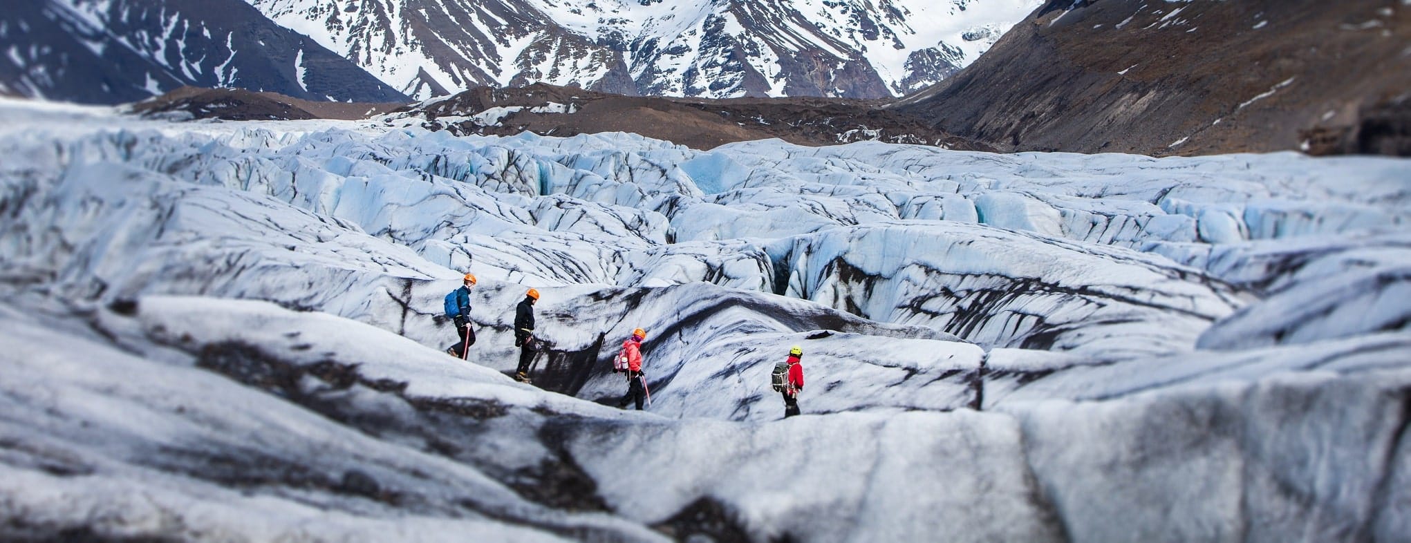 Hikers lopen over gletsjer in IJsland