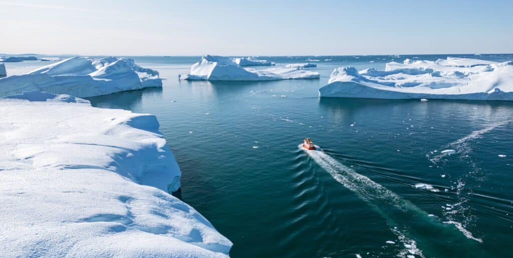Luchtfoto: boot vaart door ijsfjord bij Ilulissat in Groenland