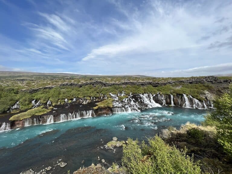 Hraunfossar waterval op IJsland vanuit de lucht