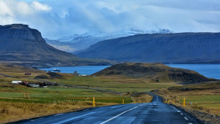 Weg om Hvalfjord op IJsland