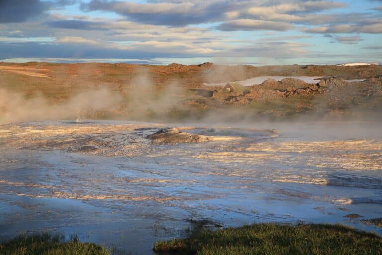 Stoom komt van de hotsprings van Hveravellir op IJsland