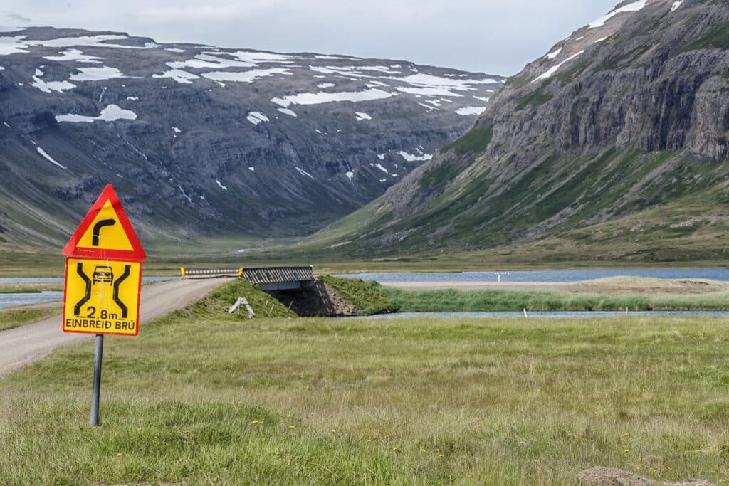 Bord Einbreid Bru voor smalle brug op IJsland