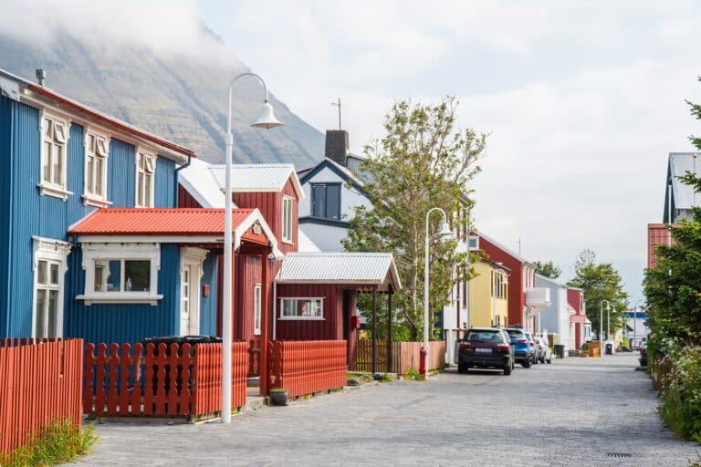 Straat met gekleurde huisjes in Isafjordur op de Westfjorden op IJsland