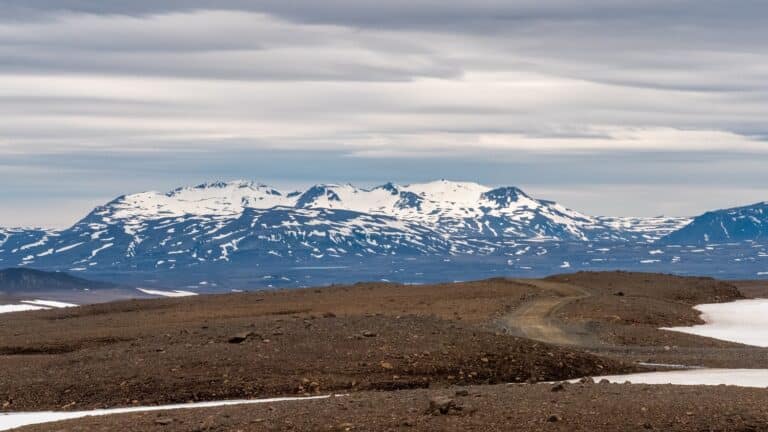 De Kaldidalur hooglandroute in IJsland, uitzicht op besneeuwde bergen