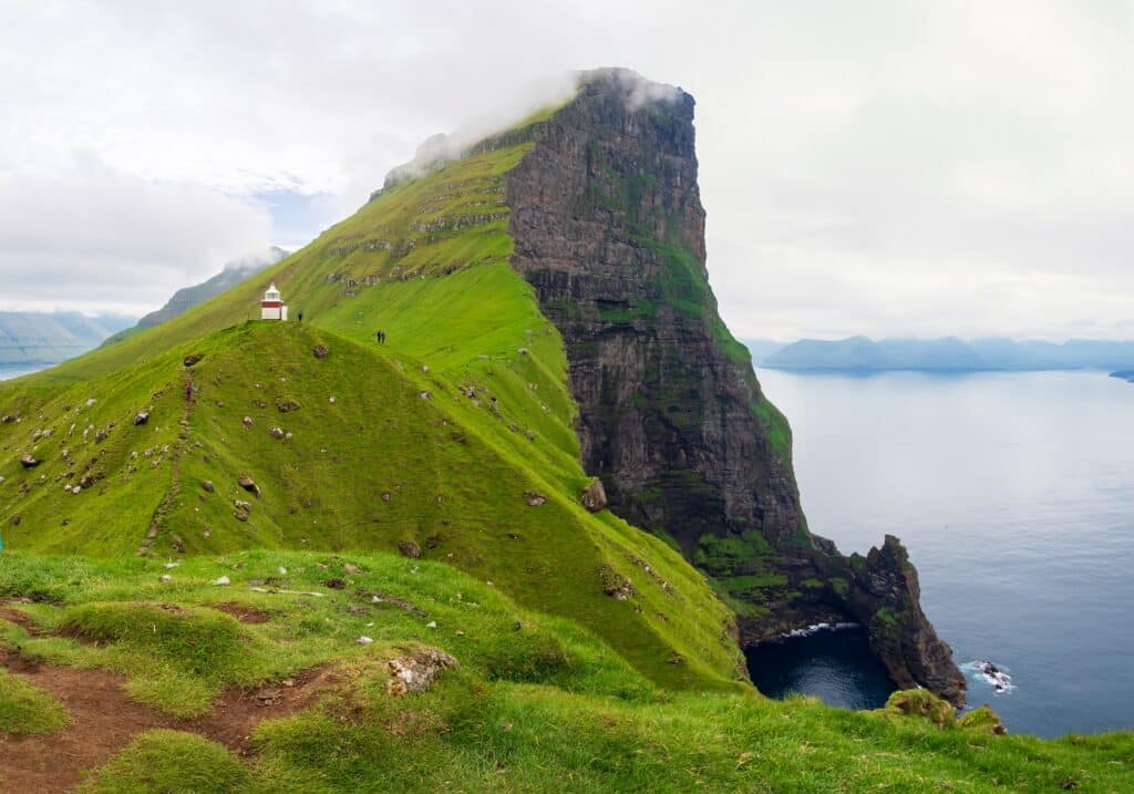 Kallur Lightouse op het eiland Kalsoy op de Faeröer eilanden