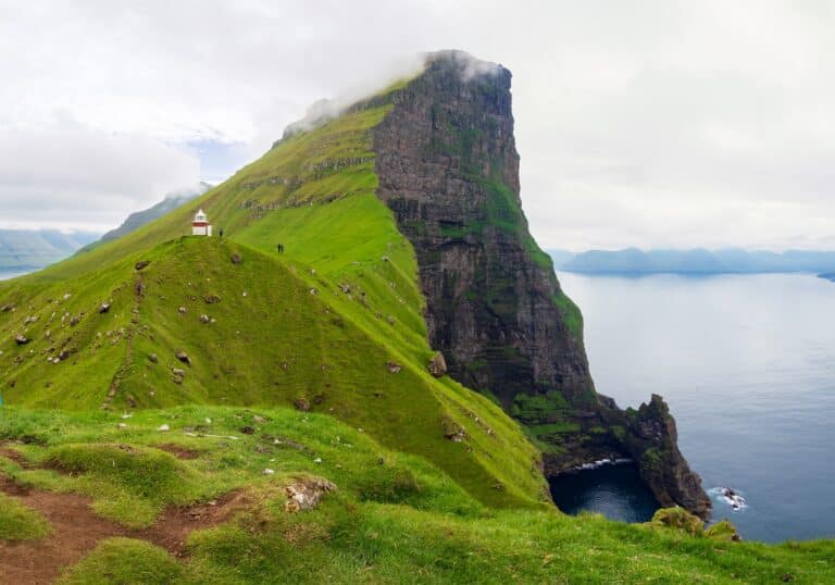 Kallur Lightouse op het eiland Kalsoy op de Faeröer eilanden