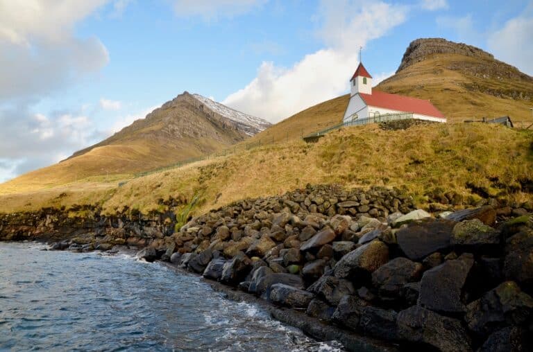 Wit kerkje aan de kust van het eiland Kunoy, Faeröer eilanden
