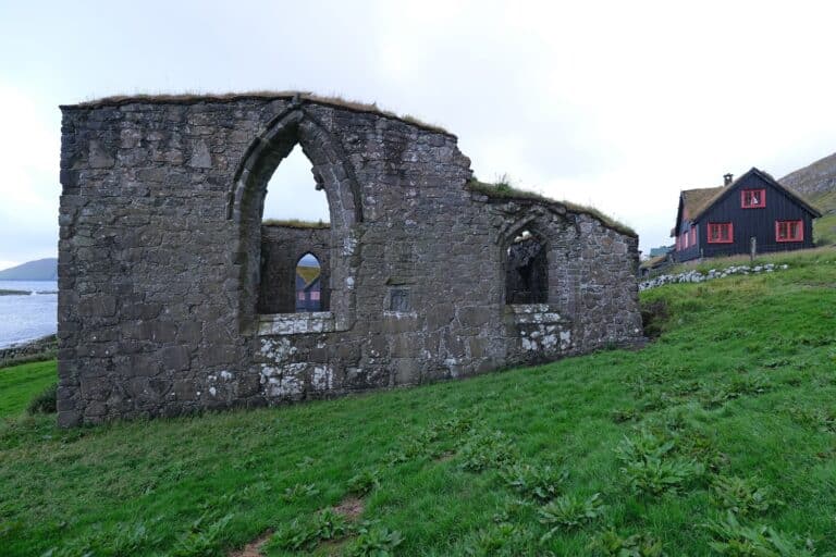 Ruïne van middeleeuwse kathedraal in Kirkjubour, Faeröer eilanden