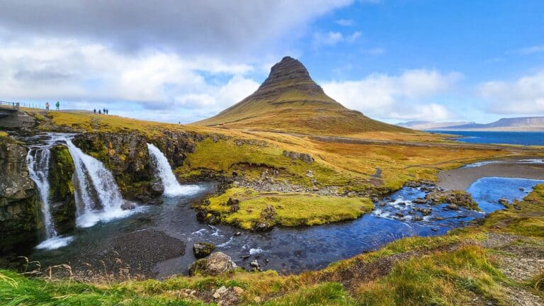 Berg en waterval Kirkjufell op schiereiland Snaefellses op IJsland