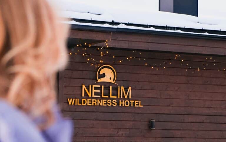 Naambordje aan de gevel van Nellim Wilderness Hotel