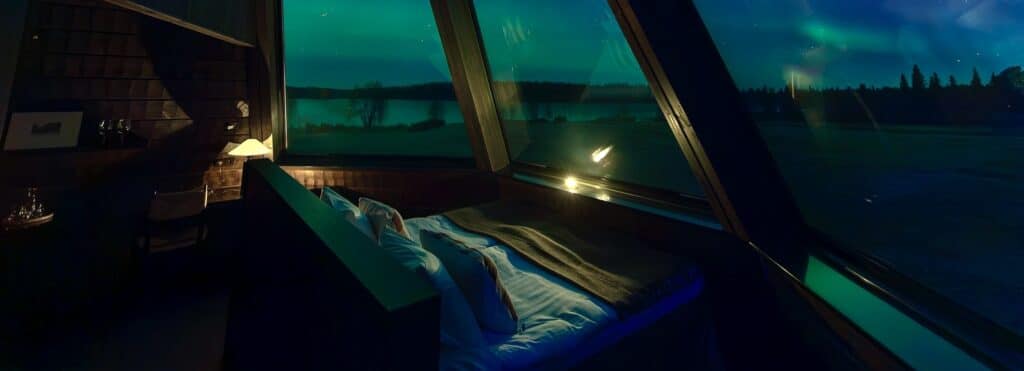 Het noorderlicht, te zien door de panoramaruit van een aurora kota in Nivunki Village