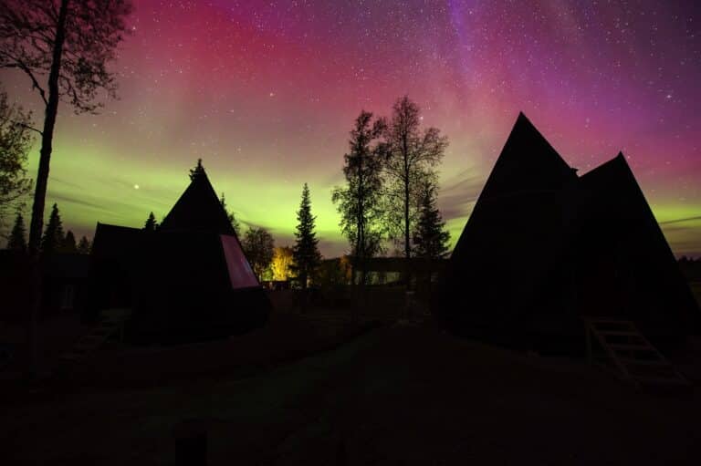 Noorderlicht aan de hemel boven aurora kota's van Nivunki Village