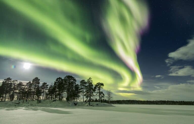 Her noorderlicht boven een meer in Fins Lapland