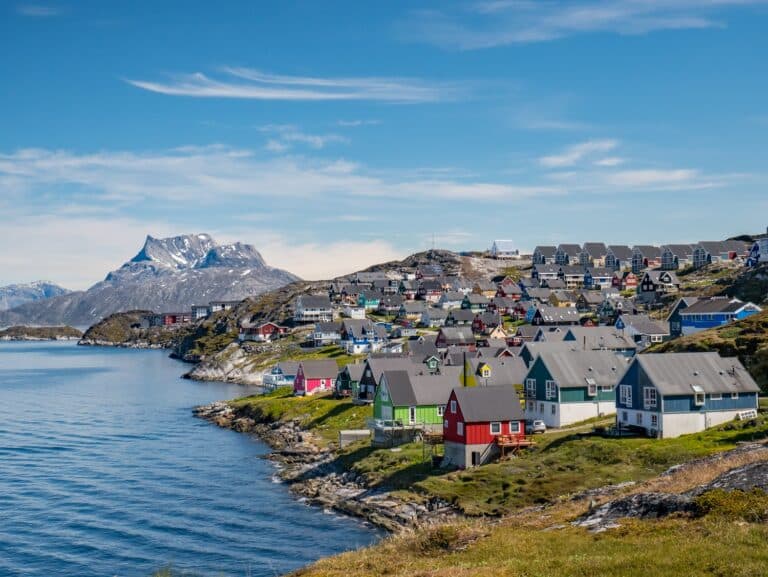 Kleurrijke huisjes aan zee in Nuuk, Groenland