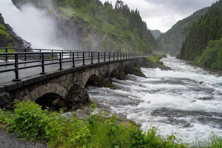 Brug langs Låtefossen