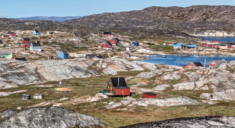 Luchftoto van het dorpje Oqaatsut, Diskobaai, Groenland