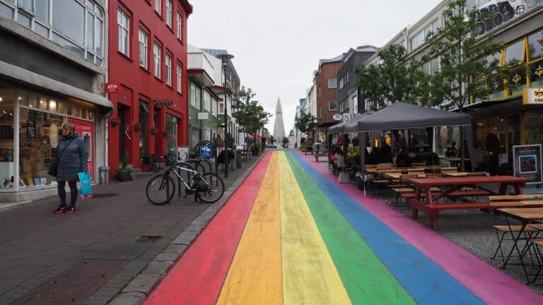 Weg naar Halgrimskirkja in Reykjavík met regenboog kleuren op IJsland