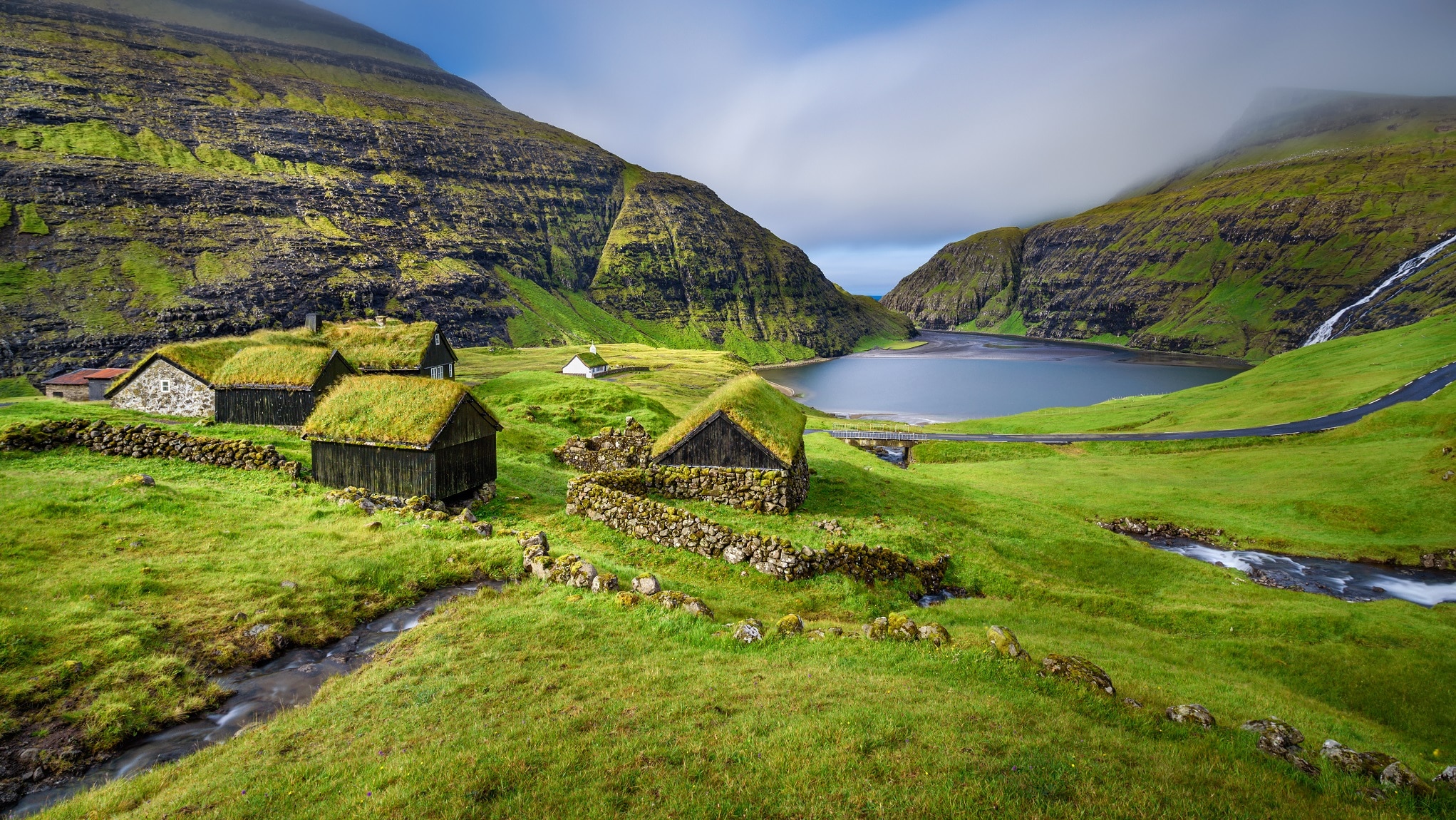 Huisjes met grasdaken in Saksun op de Faeröer eilanden