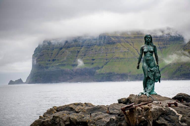 Standbeeld seal women aan de kust bij Mikladalur, Faeröer eilanden