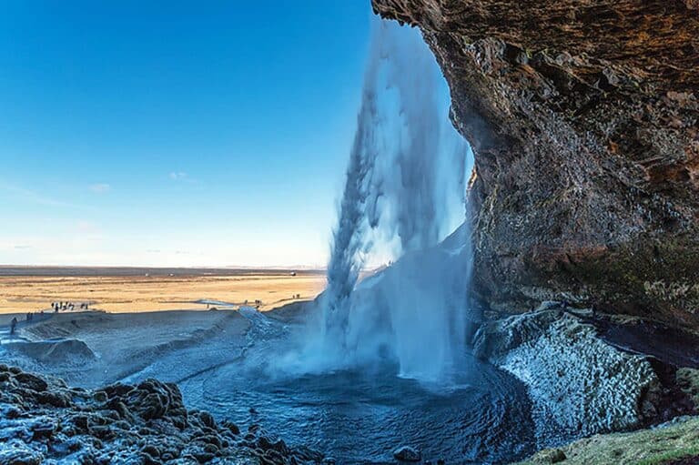 Seljalandsfoss vanaf de zijkant met uitzicht