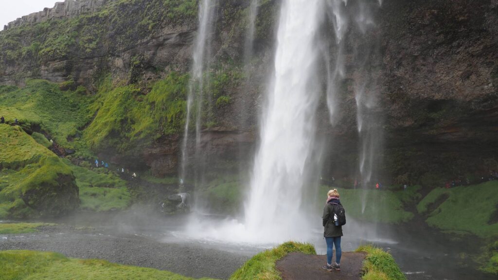 Seljalandsfoss met vrouw op voorgrond IJsland