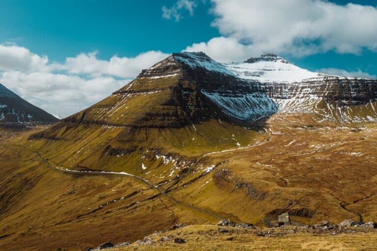 Uitzicht op besneeuwde pieken van Slaettaratindur berg op de Faeröer eilanden