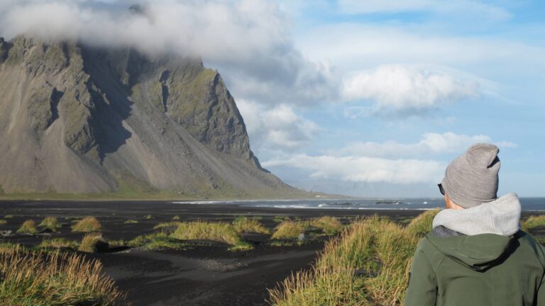 Stokksnes bij Vestrathorn bij Höfn op IJsland met man