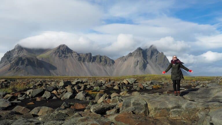Stokksnes bij Vestrathorn bij Höfn op IJsland met vrouw
