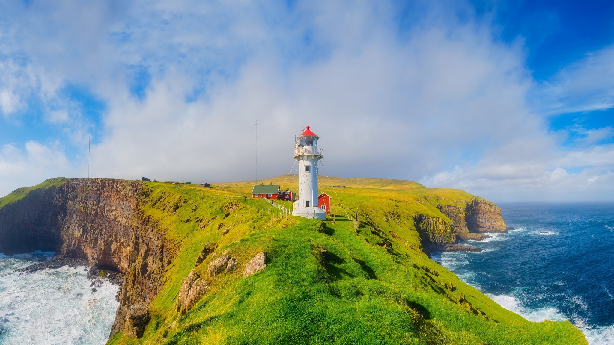 Uitzicht op Akraberg lighthouse op het eiland Suduroy op de Faeröer eilanden.