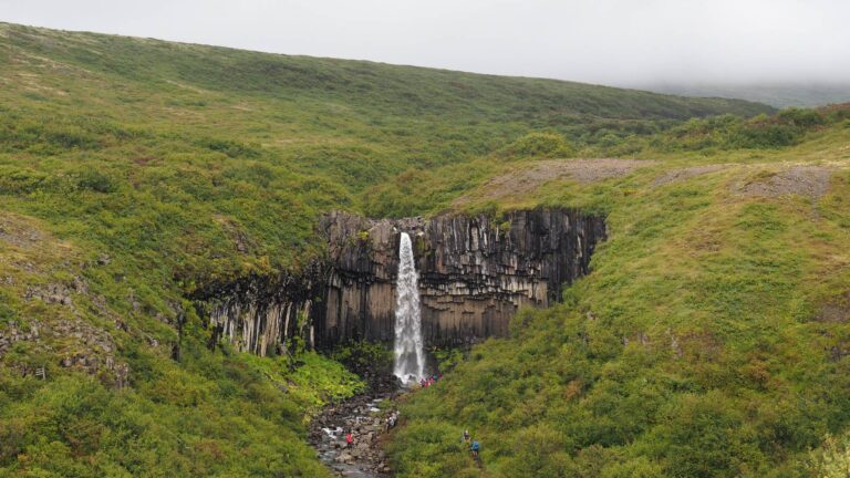 Luchtfoto van Svartifoss waterval in Skaftafell nationaal park op IJsland