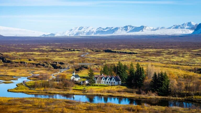 Thingvellir kerkje, huizen en vallei op IJsland