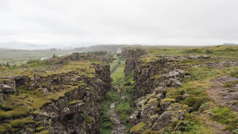 Thingvellir kloof met wandelaar msitig weer op IJsland