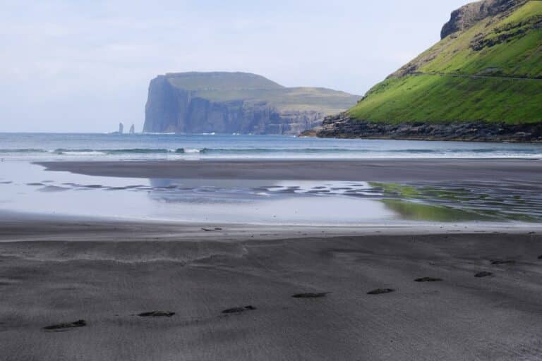 Zwart strand bij Tjornuvik op het eiland Streymoy
