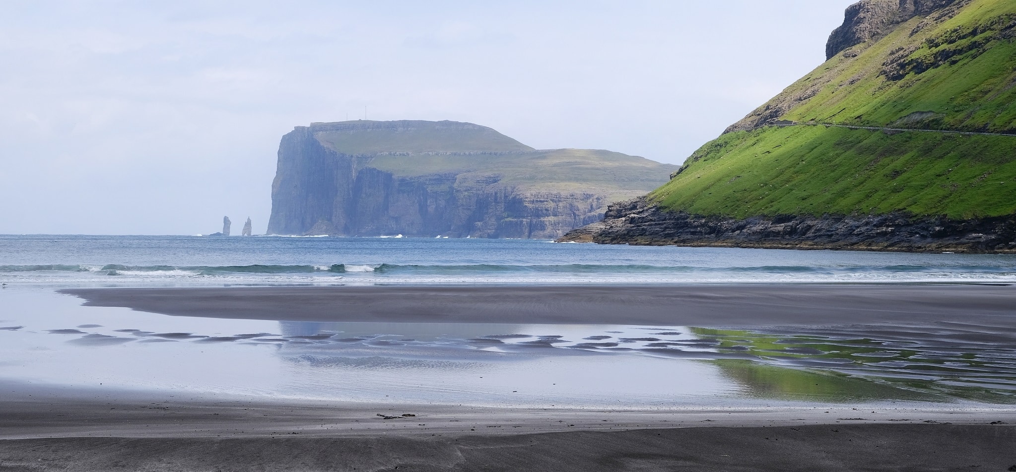 Zwart strand bij Tjornuvik op het eiland Streymoy