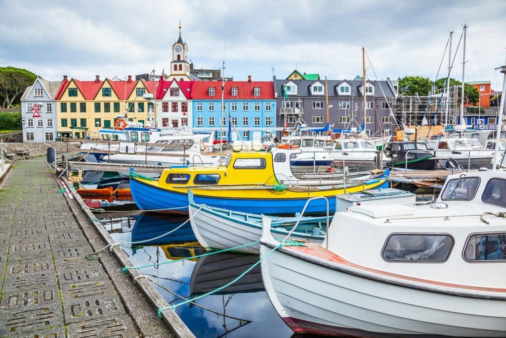 Haven met bootjes op de voorgrond in Torshavn, Faeröer eilanden