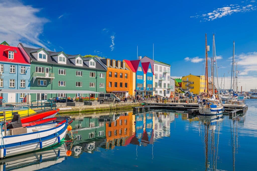 De haven van Torshavn op de Faeröer eilanden