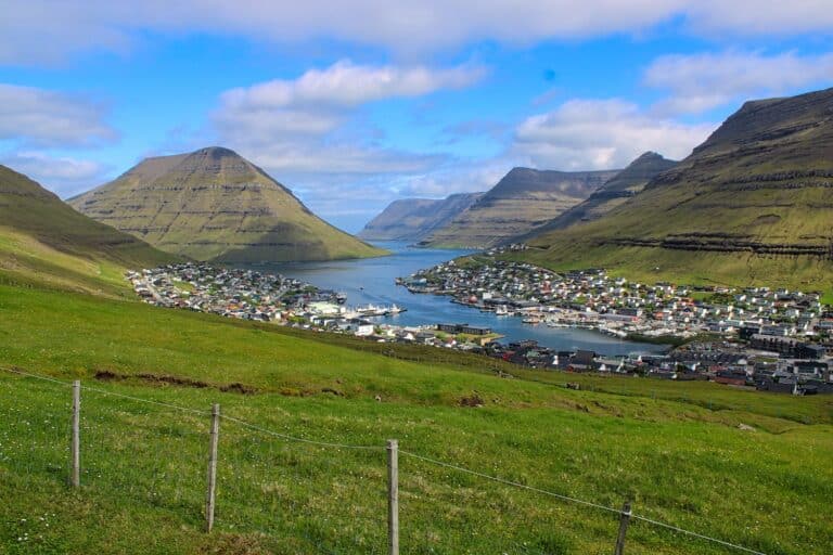 Uitzicht op het dorp Klaksvik op de Faeröer eilanden