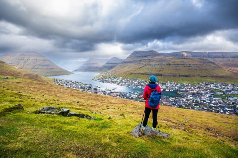 Wandelaar kijkt uit over Klaksvik op de Faeröer eilanden.