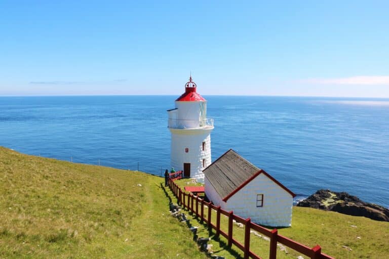 Witte vuurtoren met uitzicht over zee op het eiland Nolsoy, Faeröer eilanden