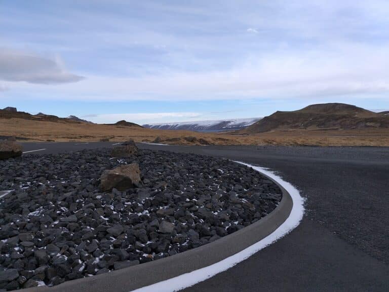 Weg op Reykjanes op IJsland met zwarte lavastenen in de berm