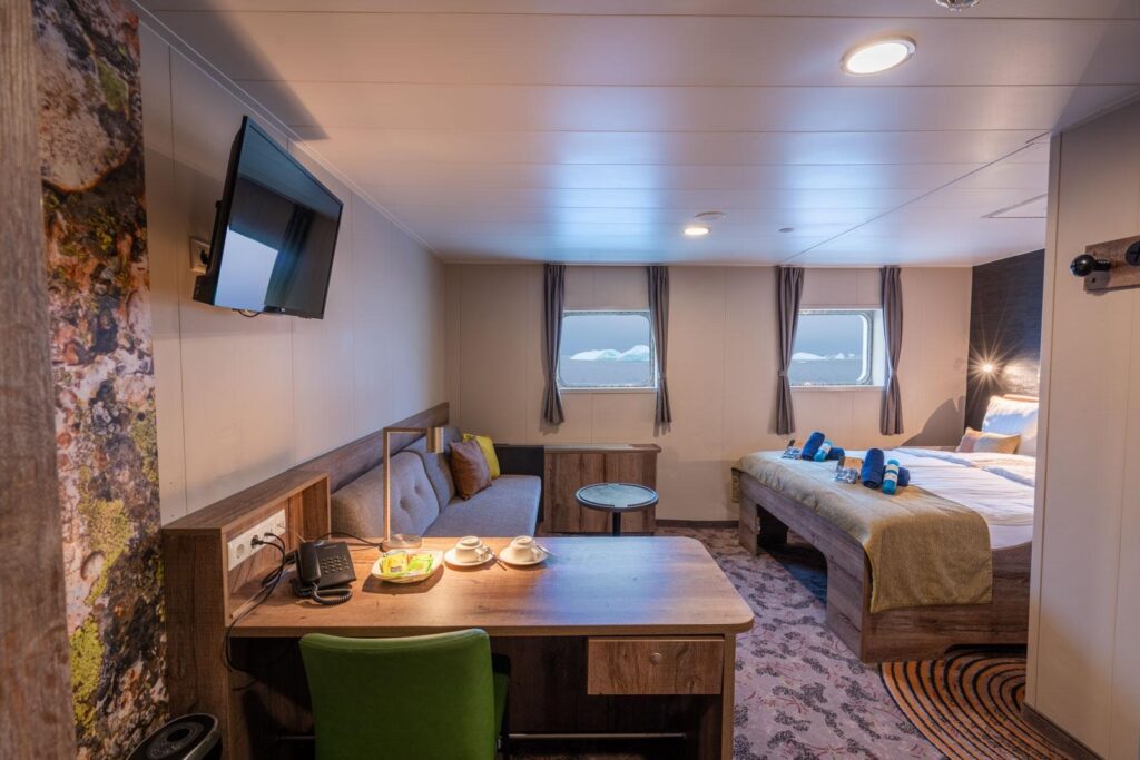 2-persoonshut Superior met 2 ramen op expeditie schip de Plancius