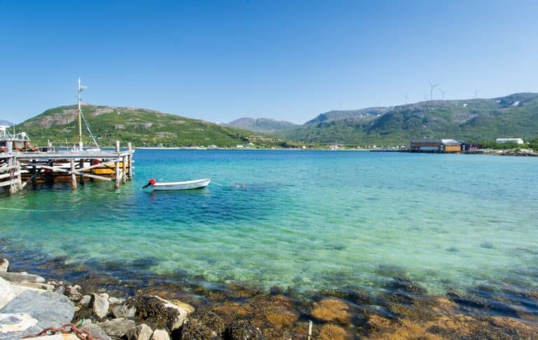 Het azuurblauwe water bij Brensholmen