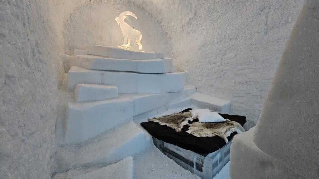 IJskamer van het ijshotel, met een berggeit als ijssculptuur