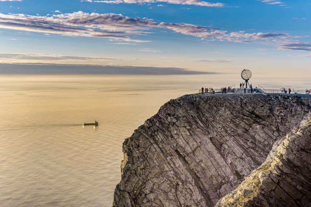 Uitzicht op de Noordkaap monument aan zee