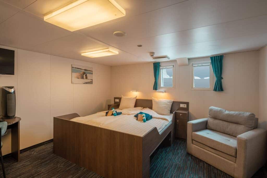 2-persoonshut Superior met twee ramen op expeditie schip de Ortelius