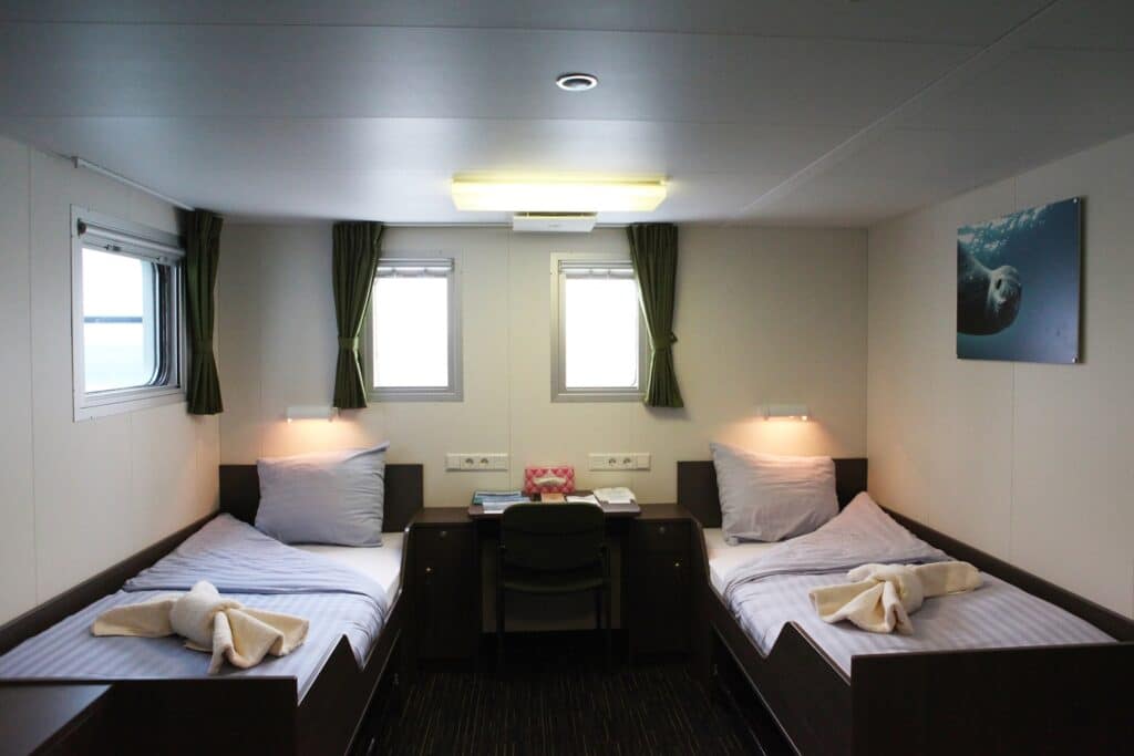 2-persoonshut De Luxe met 3 ramen op expeditie schip de Ortelius