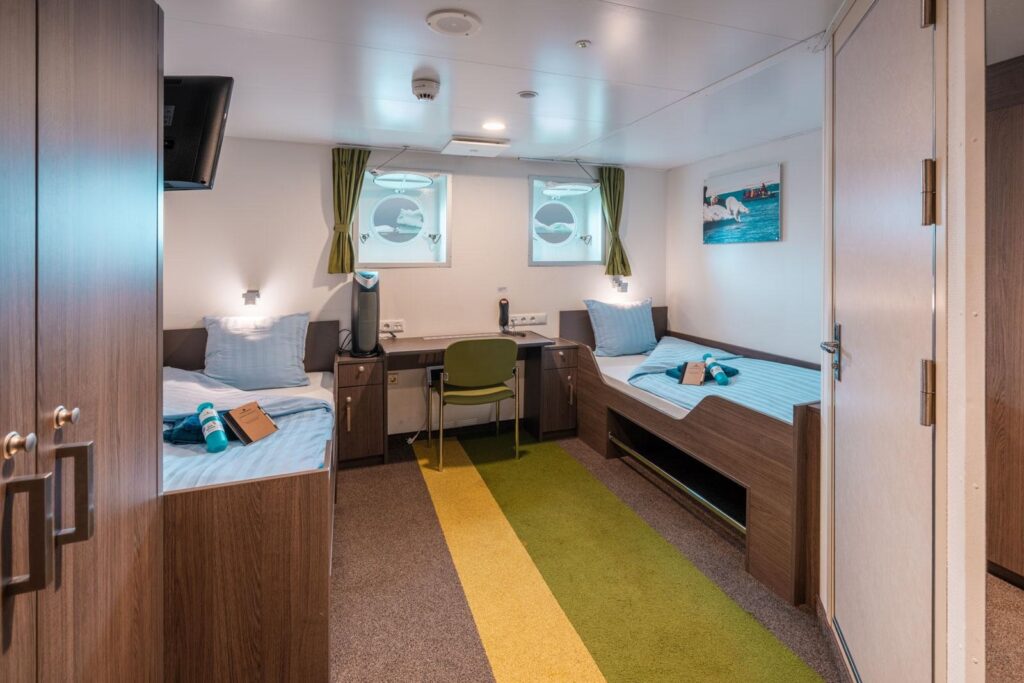 2-persoonshut met 2 patrijspoorten op expeditie schip de Ortelius