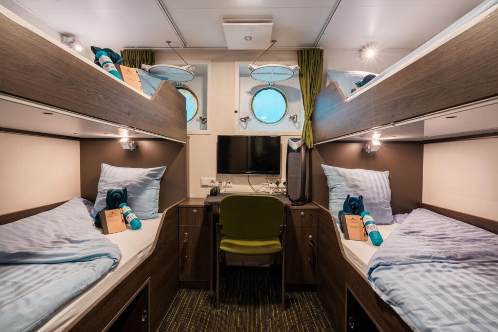 4-persoonshut met 2 patrijspoorten op expeditie schip de Ortelius